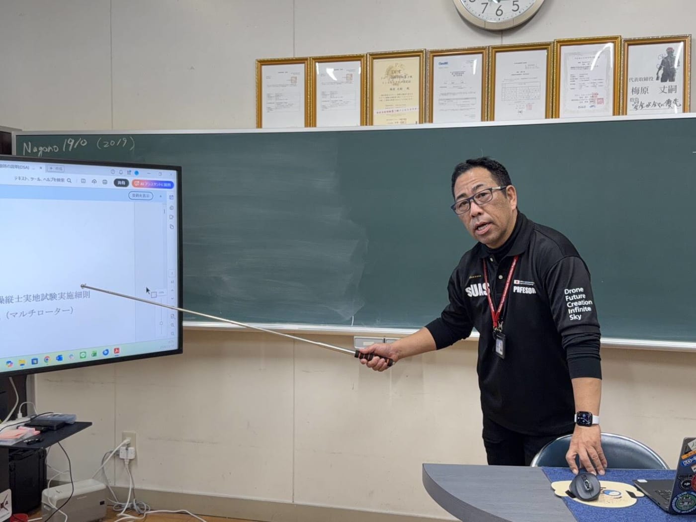 DSAなごのキャンパス（ドローンスクール愛知）で学科指導を行う梅原講師の写真