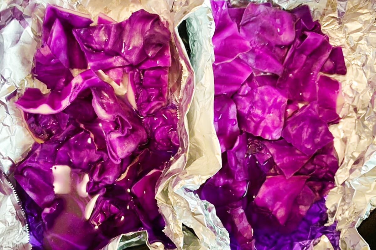 紫キャベツが包まれたアルミホイルが二つ並んでいる