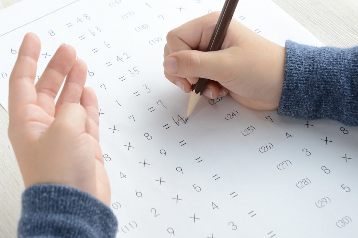 ドリルに取り組む小学生