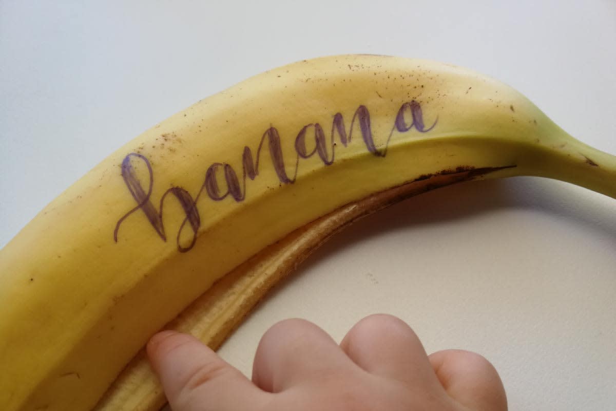 つまようじでバナナにお絵かき