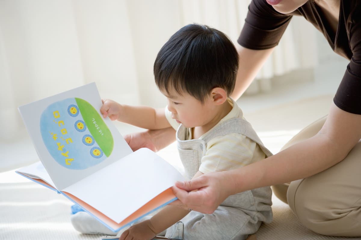 絵本を読んでもらっている赤ちゃん