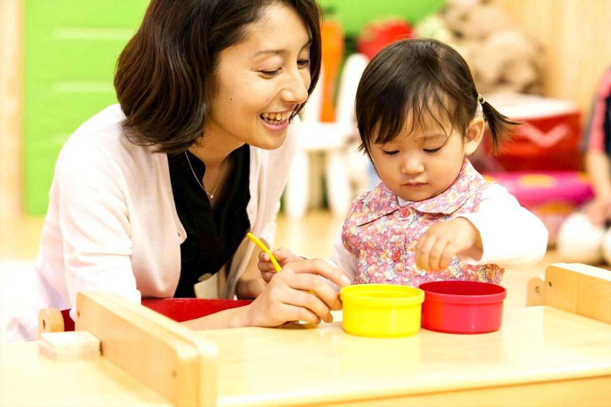 女性が子供とおもちゃで遊んでいます