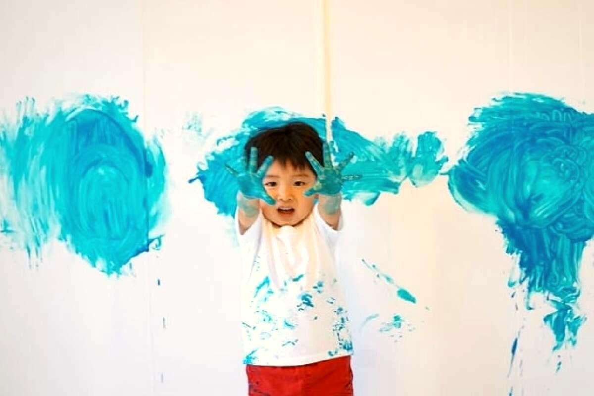 絵具で遊ぶ子ども
