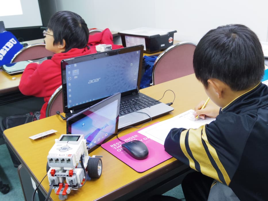 ITロボット塾 授業風景 作文を書く生徒