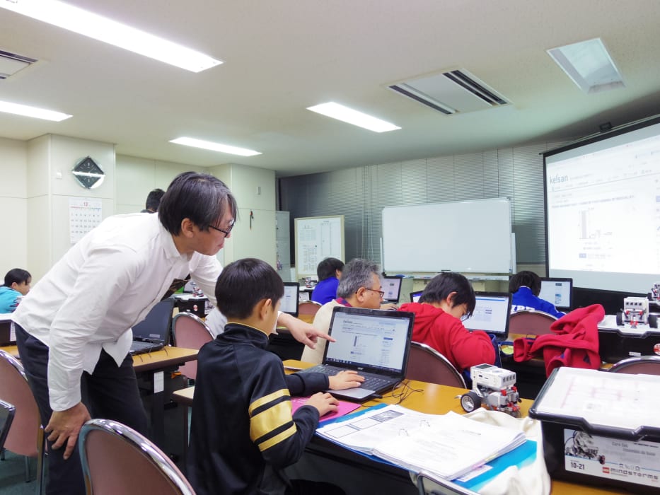 ITロボット塾 授業風景 アシスタントの指導