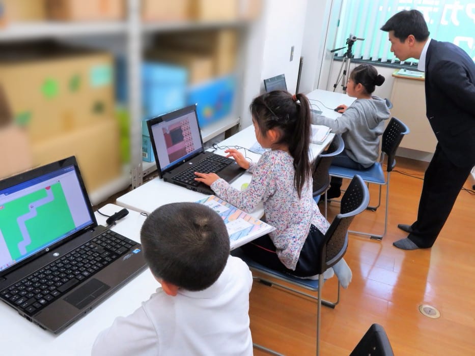 ヒューマンアカデミーアフタースクールの授業風景 パソコンに向かう生徒たち