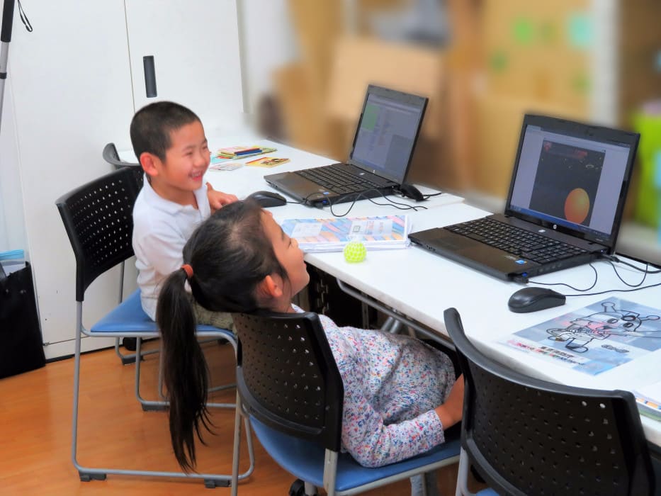 ヒューマンアカデミーアフタースクールの授業風景 Scratchで作ったゲームで遊ぶ生徒たち