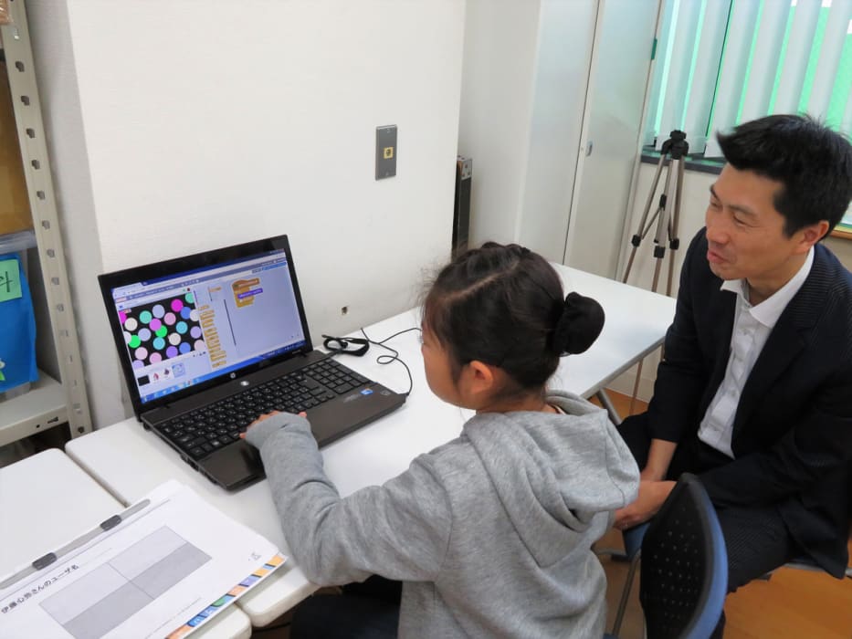 ヒューマンアカデミーアフタースクールの授業風景 Scratchでのゲーム制作を学ぶ生徒と先生