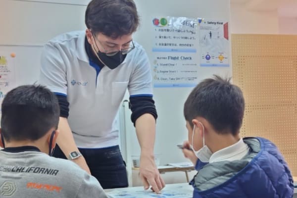 担当はアメリカと日本のハーフ。英語のフレーズも学ぼう！