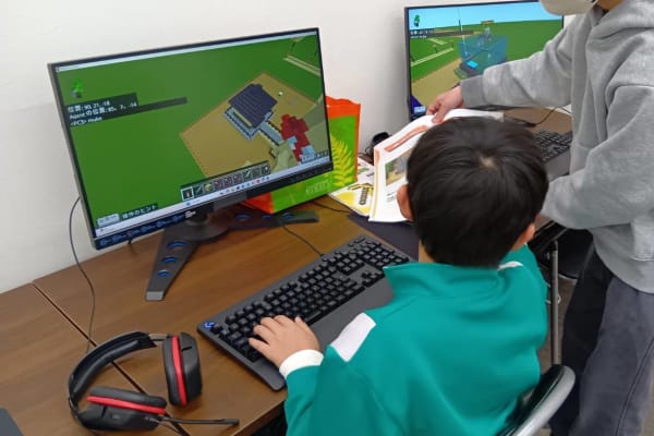 パソコンをさわるのがはじめてでも大丈夫。頼れる先生が、一人ひとりの”できた！”を応援します。