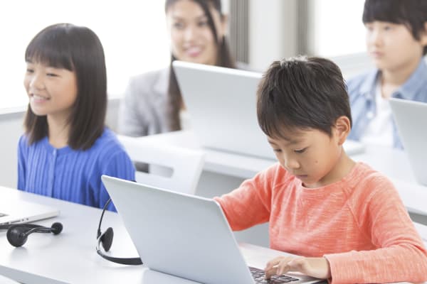 パソコンを一人1台貸し出します