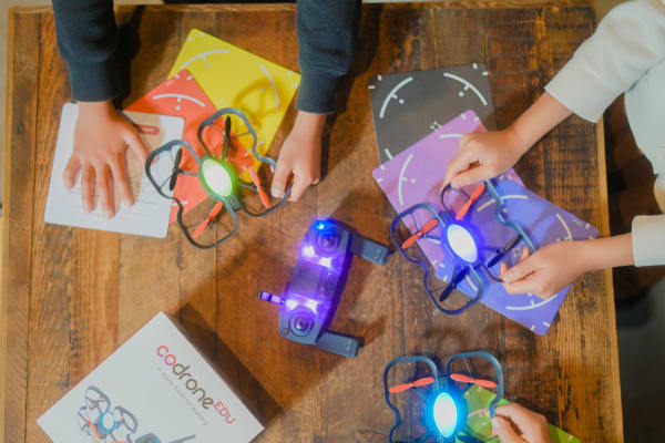 教材のドローンは手のひらサイズです♪