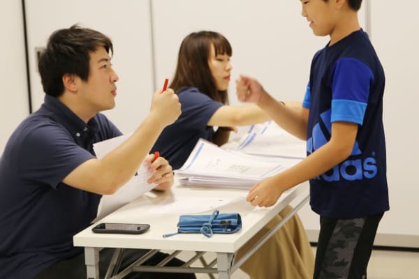 わからないところは、個別にヒントを伝えて自力で解けるサポートをします。自分でわかった”という感覚を踏ませていきます。(2019年9月撮影)