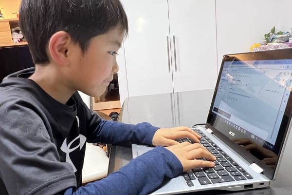 レッスンを受講する男の子