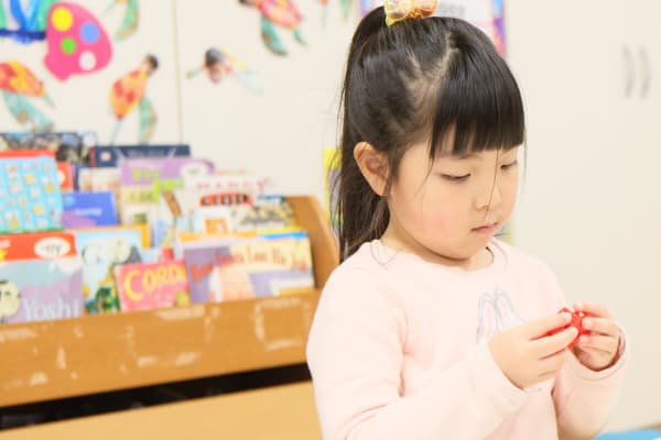 ブロックパズルに取り組むことで、指先の発達を促します