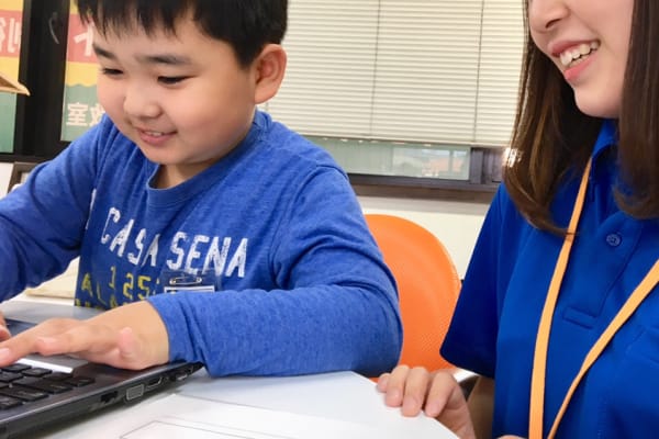 レッスンは少人数制で先生と楽しくお話ししながらレッスンを進めます。