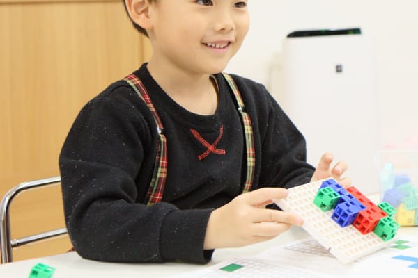 ブロックパズルやロボット、プログラミングを複合的に学びます