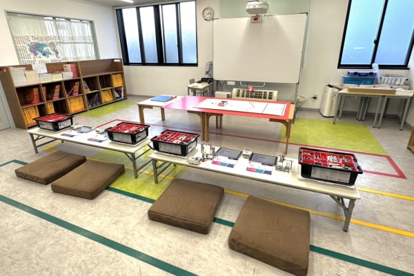 プロジェクターや、ホワイトボード、広いスペースをいっぱい使って、自由度の高い学習を支援します。