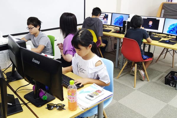 Scratch用6台、Unity用3台、個別ブース4台のPCを設置。全台Windows11＆デュアルディスプレイで快適に学習できます。