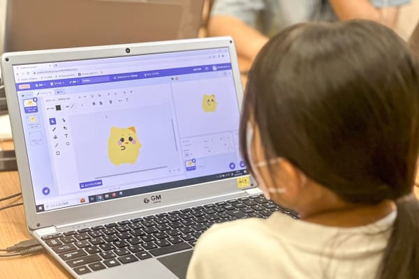 オリジナルの動画教材＆テキストで、手と頭を動かしながら楽しくプログラミング！