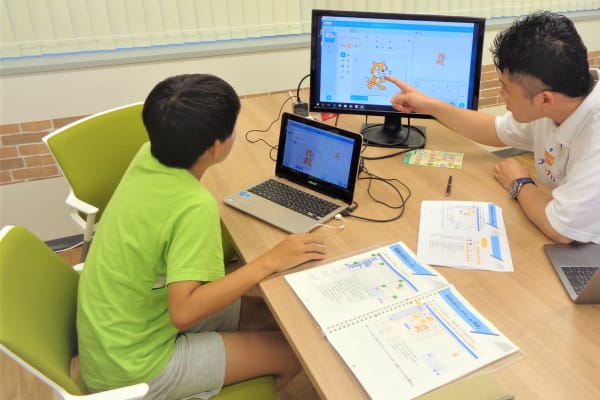 少人数で講師が細かくプログラミングを教えます