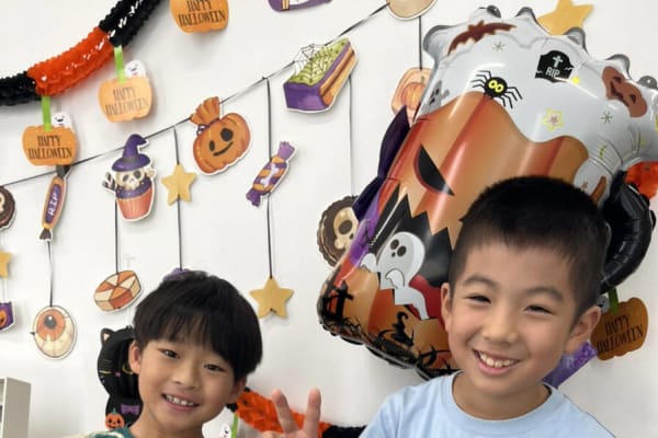 ハロウィン仕様、お友だちと仲よく通ってくださっています。二人で授業を受けると、楽しさ10倍！笑