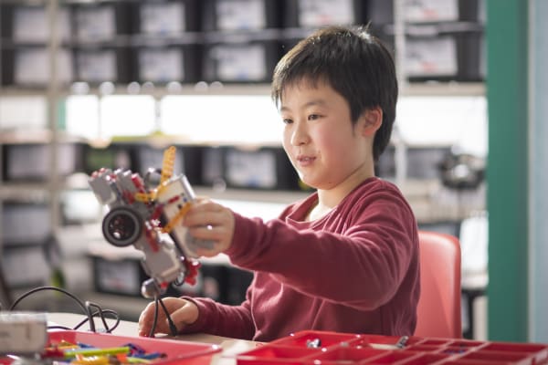 専門教室ならではの年齢に合わせたカリキュラムで、ステップアップしながらオープンエンドに学び続けることができます（撮影：2021年1月）