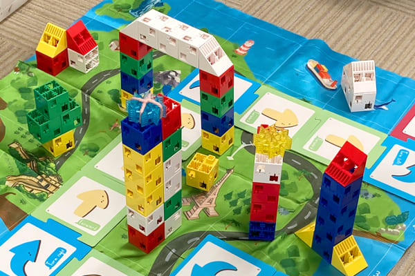 年中・年長向けコースでは、カタツムリ型のロボットでプログラミングの基礎に楽しく触れながら、手に取りやすい大きさのブロックでの組み立てを通して空間認識力も育みます。【2024年8月撮影】