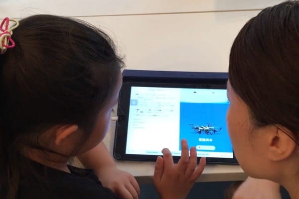 お母さんと一緒にプログラミングも可能