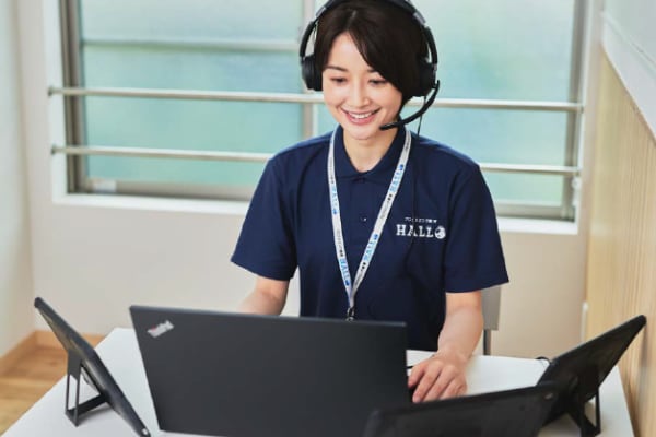 オンラインレッスンではコーチが生徒さんのお顔、お手元をPC、iPadで確認し、お子様一人一人の良いところを承認しながら進めていきます。