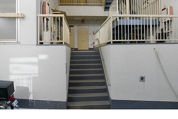 こちらの入り口から階段を上って３階です