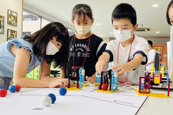 学年・男女問わず、お子様同志で協力し、学習を進めます。