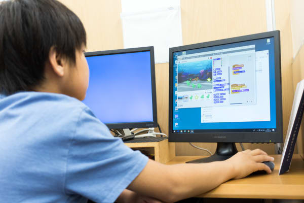 授業で使ったプログラムをアレンジする様子