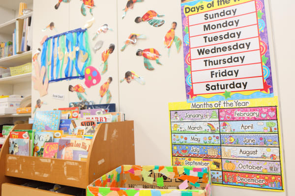 教室内には英語がいっぱい。カラフルで楽しい雰囲気♪