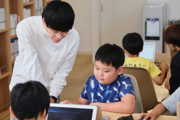 各テーブルに講師がついて指導にあたります