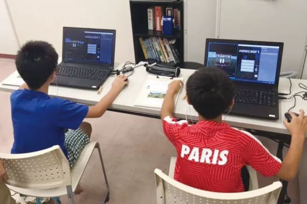 パソコンを使って操作します。