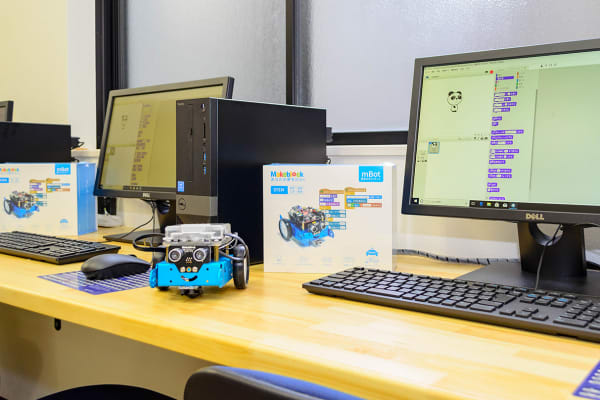 貸し出し用のパソコン完備。持ち込みもご相談下さい！