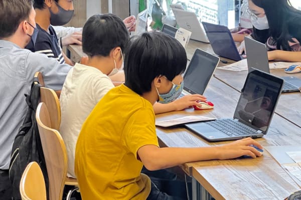 自分のペースで学べる個別学習・複数講師によるサポート体制