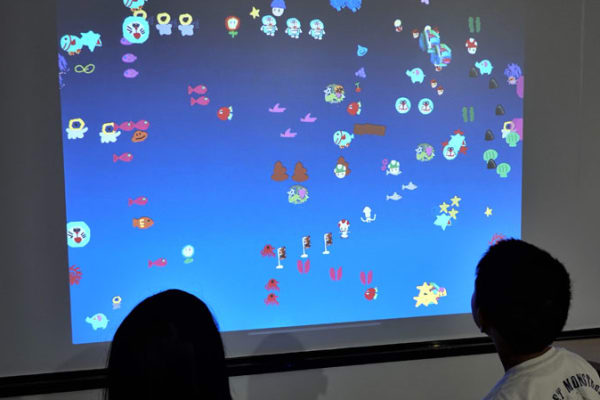 じぶんたちの描いた絵が大きな水族館でいっしょに泳いでるよ