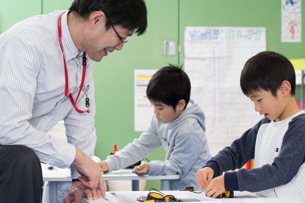 講師とともにロボットを試行錯誤します