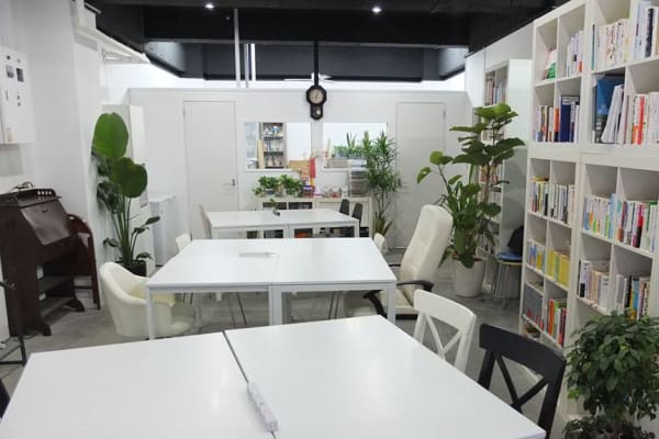 港区の御成門校は駅から徒歩1分と電車でも通いやすいです