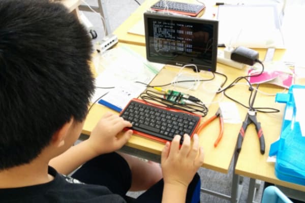 IchigoJamで電子工作に取り組む様子