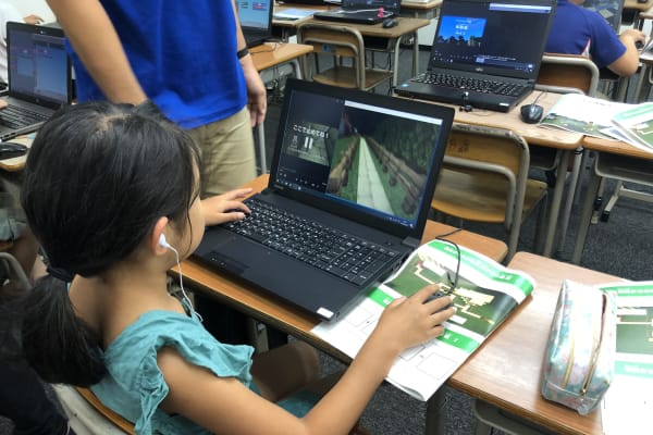 動画を見て進めていきます。分からない所は先生と一緒に進めていきます。