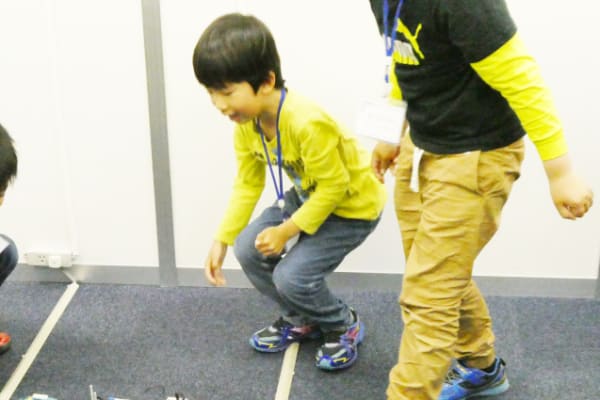 それぞれが工夫して作ったレーシングカーで競争