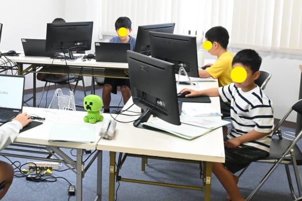 デュアルモニター環境を整えておりますので、より効率よく学習を進めていただけます。