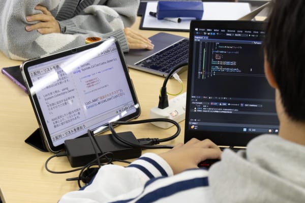 タブレットは無料で貸し出しています。パソコンは持参もレンタルも可能です！