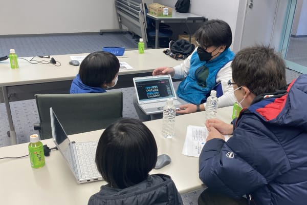 参加者同士での教え合いも活発です。