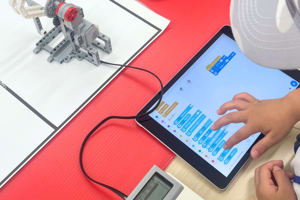 ビジュアルプログラミングと呼ばれる、直感的に動かせるプログラミングを使って、ロボットを動かします！