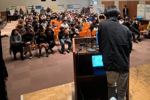 年に1度の発表会の様子（プレゼン中のステージ上から）