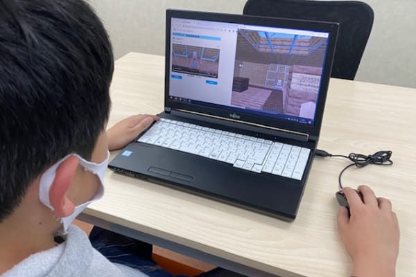 動画授業を見ながらマイクラを操作します